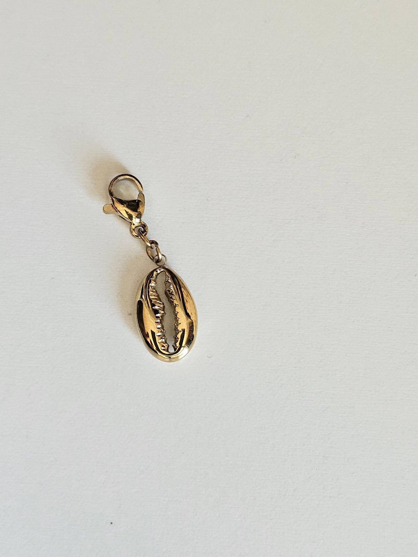 Charms coquillage doré